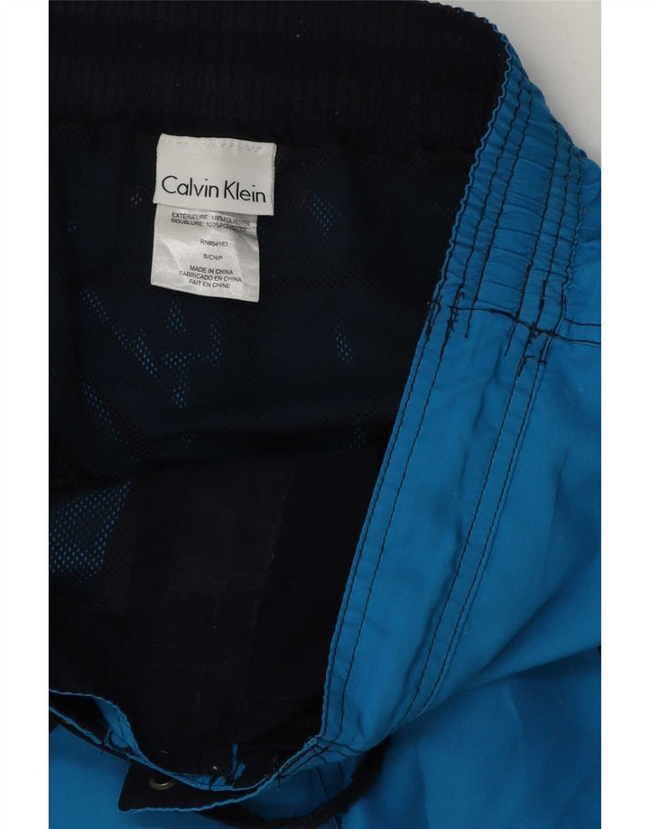 Calvin Klein Bañador con estampado gráfico para hombre, poliéster azul pequeño
