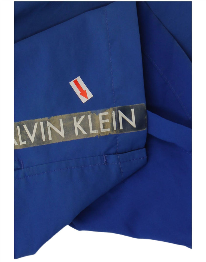 Calvin Klein Bañador con estampado gráfico para hombre, poliéster azul pequeño