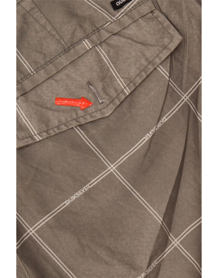 Pantalones cortos chinos Quiksilver para hombre W34 Poliéster a cuadros grises grandes