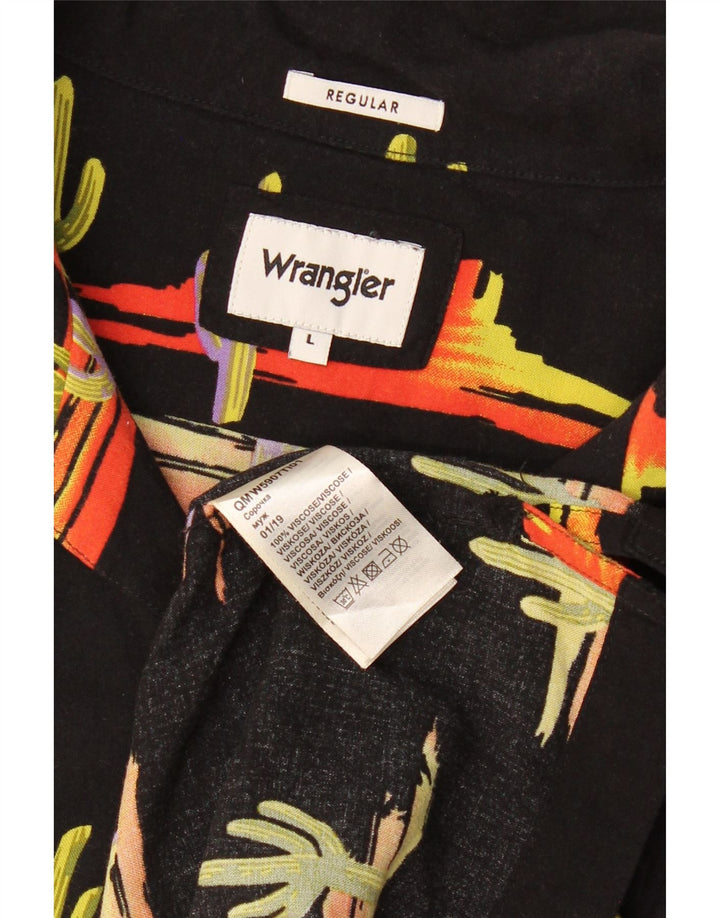 WRANGLER Camisa de manga corta con patrón abstracto regular para hombre, talla grande, color negro