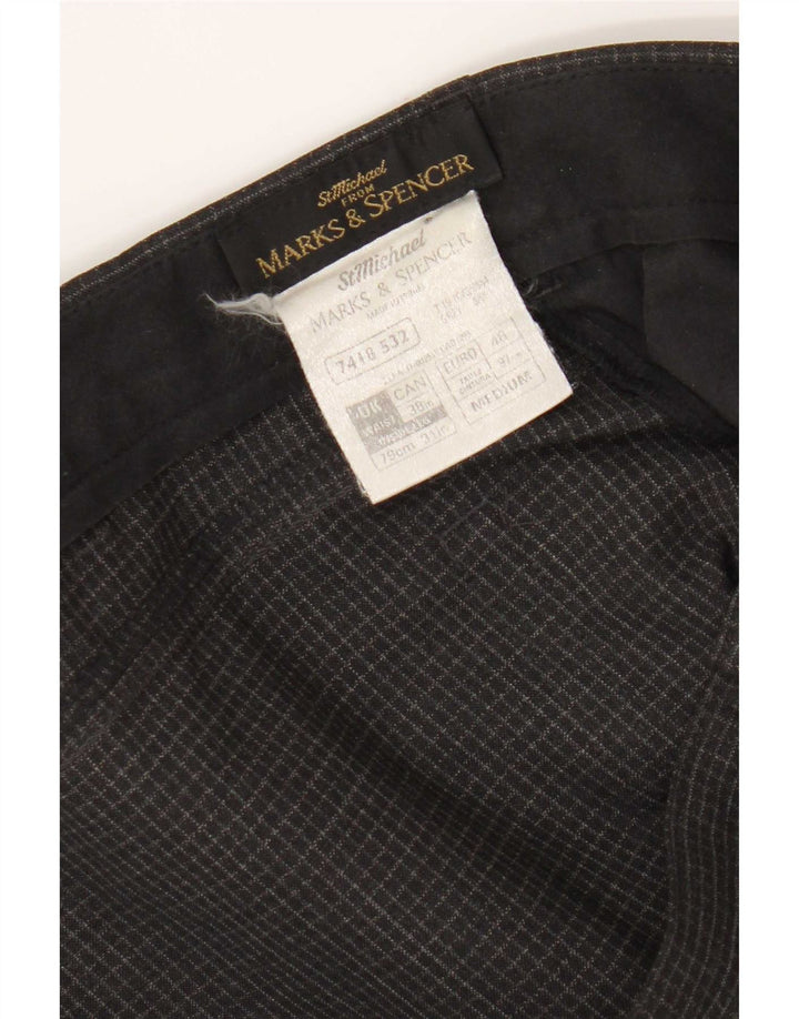 Marks & Spencer Pantalones informales rectos para hombre W38 L31 Poliéster a cuadros grises