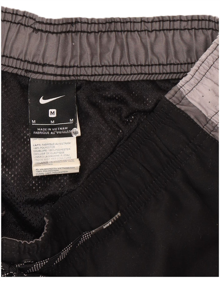 Pantalón corto deportivo Nike para hombre Poliéster color block en negro mediano