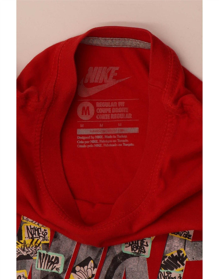 Nike Camiseta con gráfico de corte regular para hombre, color rojo medio