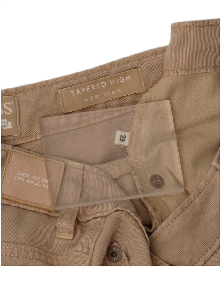 GUESS Jeans Mom Jean de cintura alta para mujer W29 L27 Beige