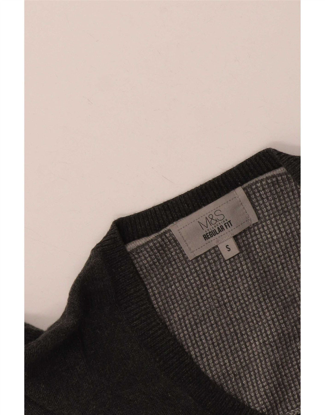 Marks & Spencer Suéter tipo jersey con cuello en V y corte regular para hombre, talla pequeña, gris