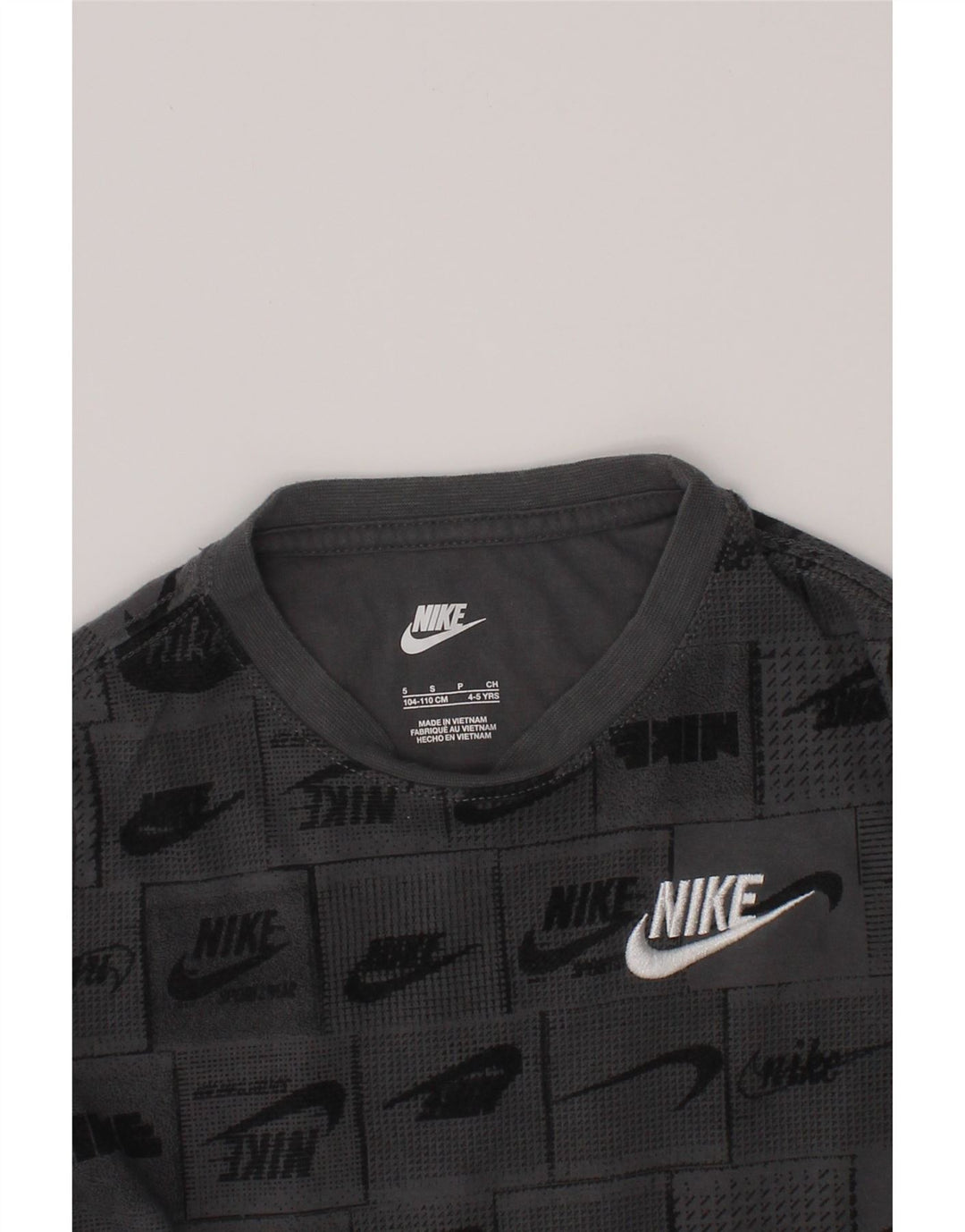 Nike Camiseta gráfica para niños de 4 a 5 años, talla pequeña, gris