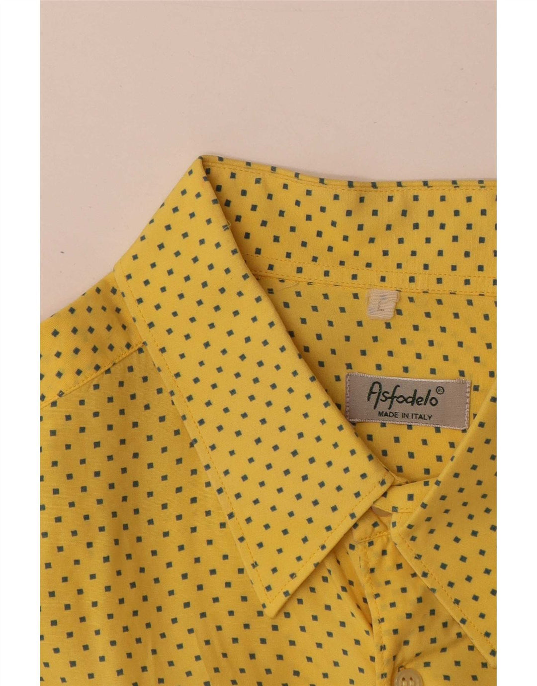 Vintage hombres camisa de manga corta gran viscosa manchada amarilla