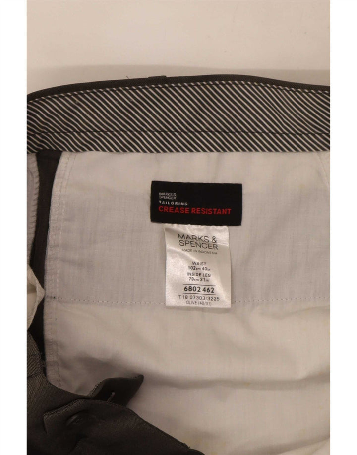 Marks & Spencer Pantalón de traje con pinzas para hombre W40 L31 Poliéster caqui