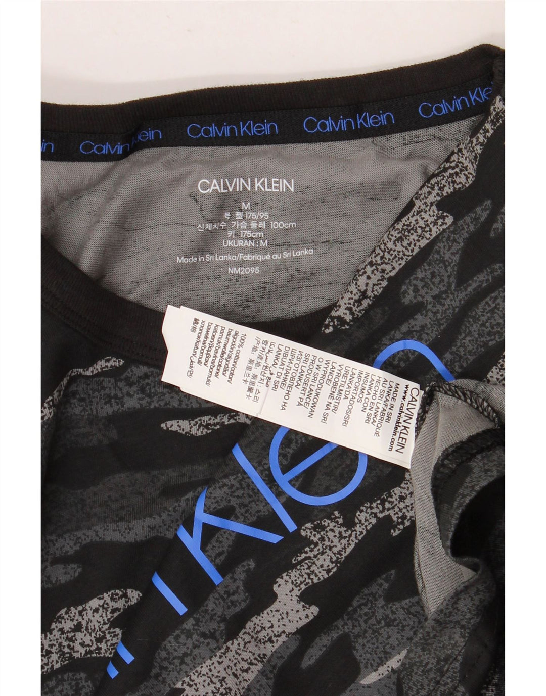 Calvin Klein - Camiseta gráfica para hombre, parte superior mediana de algodón de camuflaje negro