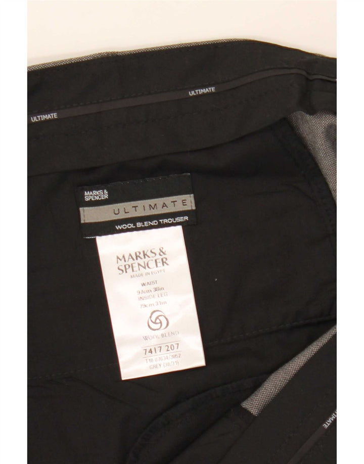 Marks & Spencer Pantalón de traje con pinzas definitivas para hombre W38 L31 Poliéster gris