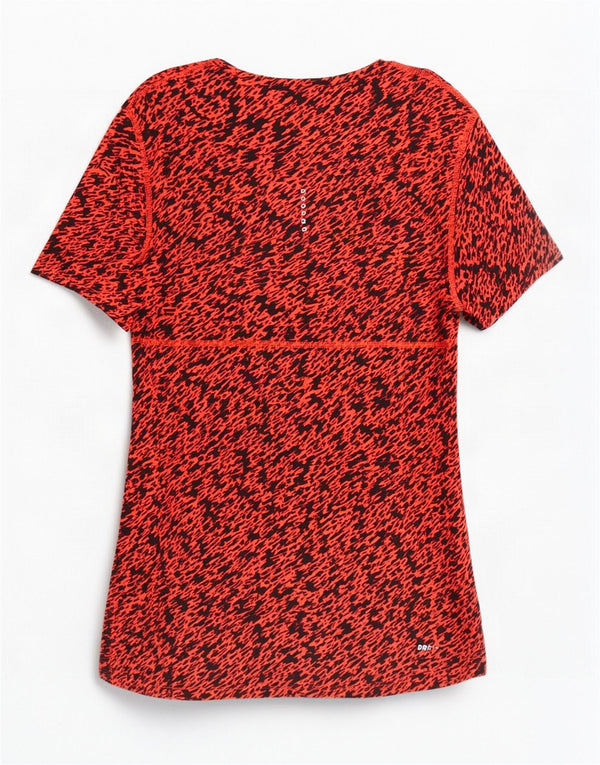 Nike Dri Fit - Camiseta con estampado abstracto para mujer, talla 40, color naranja