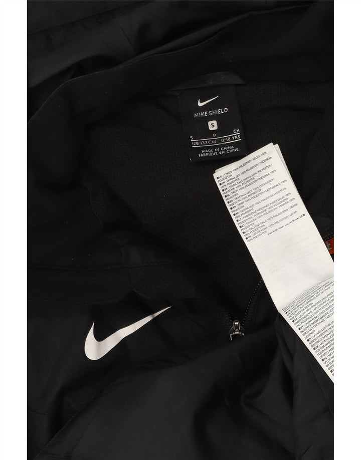 NIKE Chaqueta impermeable con capucha Dri Fit Graphic para niños de 8 a 9 años, talla pequeña, color negro