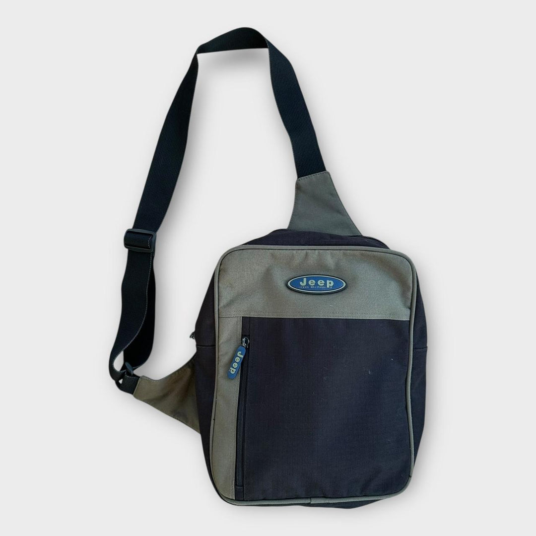 Bolsa táctica Jeep con una correa.