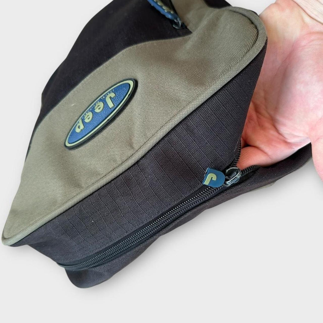 Bolsa táctica Jeep con una correa.