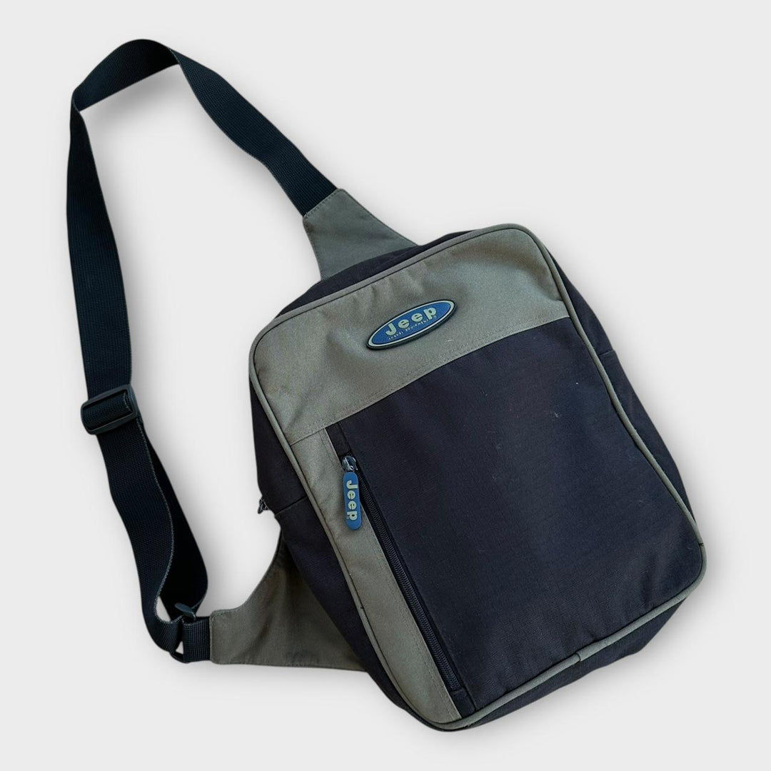 Bolsa táctica Jeep con una correa.