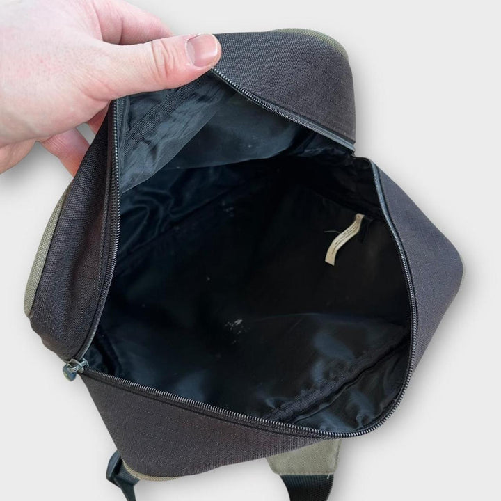 Bolsa táctica Jeep con una correa.