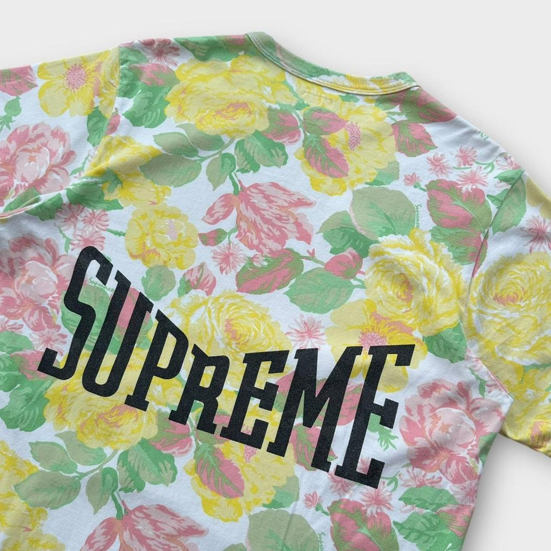 Camiseta con estampado de flores supremas - grande