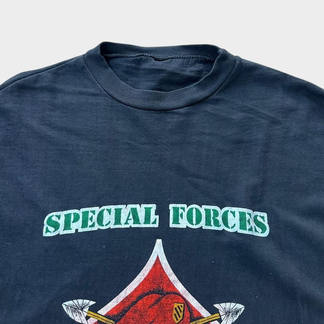 Camiseta gráfica vintage de fuerzas especiales - mediana