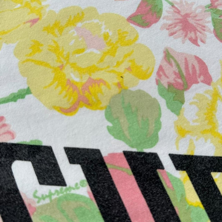 Camiseta con estampado de flores supremas - grande