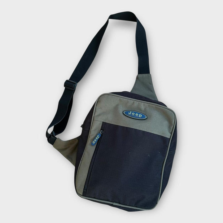 Bolsa táctica Jeep con una correa.