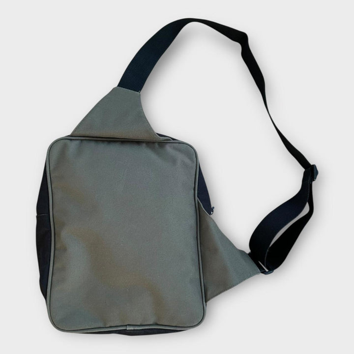 Bolsa táctica Jeep con una correa.