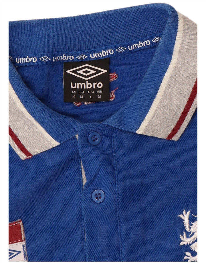 Umbro Polo gráfico con diseño color block en azul medio