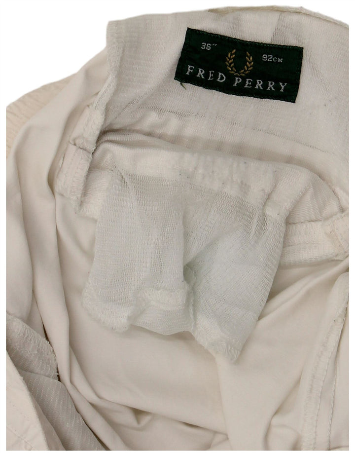 FRED PERRY Pantalones cortos chinos pegados para hombre W36 Grande Blanco