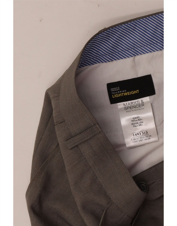 Marks & Spencer Pantalones de traje con pinzas y ajuste a medida para hombre W42 L29 Gris