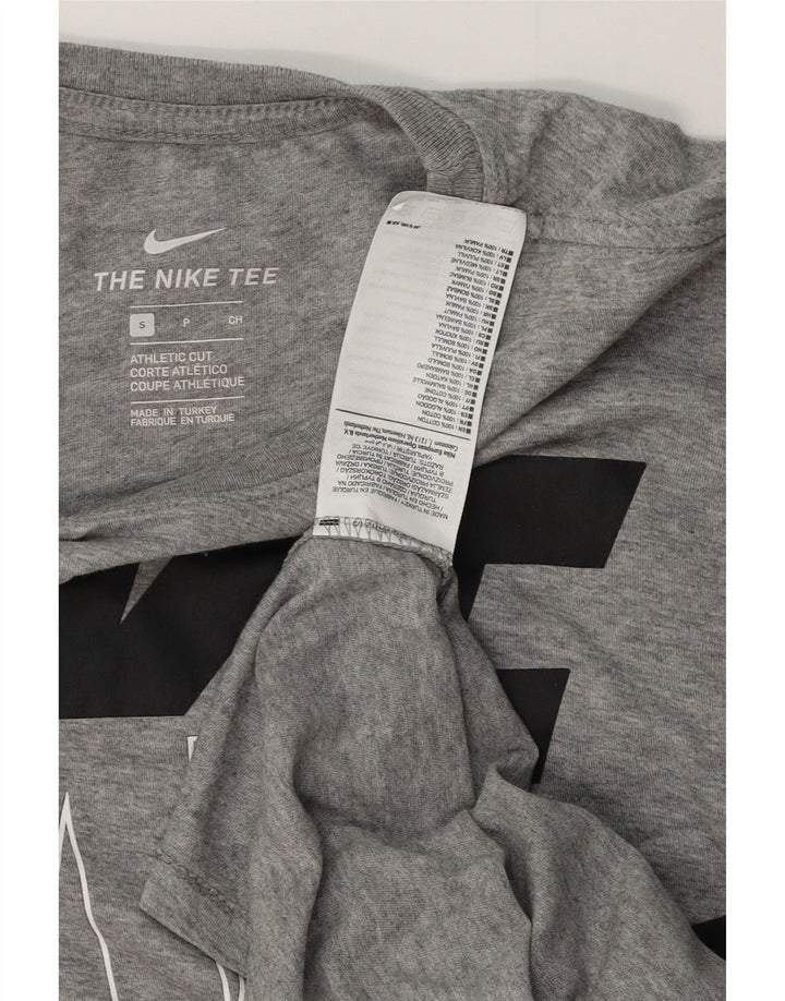 NIKE Camiseta gráfica de ajuste atlético para hombre, talla pequeña, algodón gris