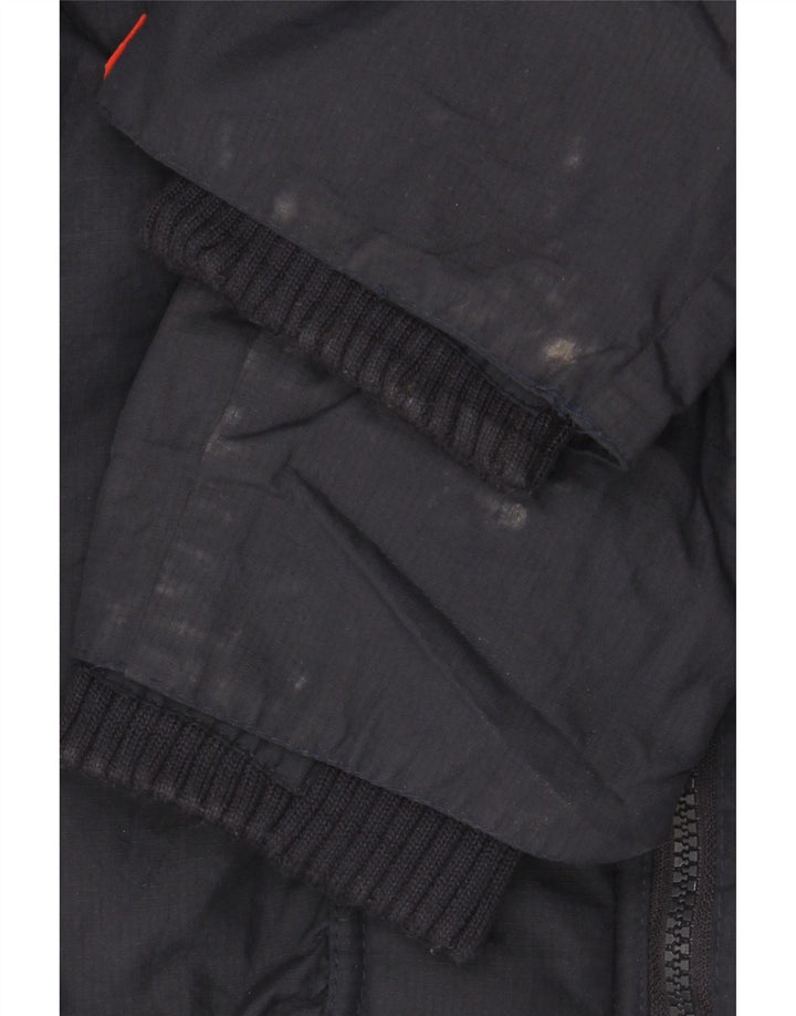 SUPERDRY Chaqueta impermeable con estampado The Windcheater para hombre, talla 40, color azul marino